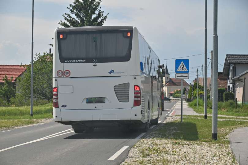 ležeči-policaj-dokležovje, hitrostna-ovira, avtobus