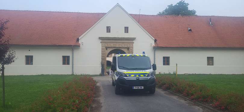V Raziskovalno izobraževalnem središču Dvorec Rakičan so v četrtek potekale hišne preiskave.