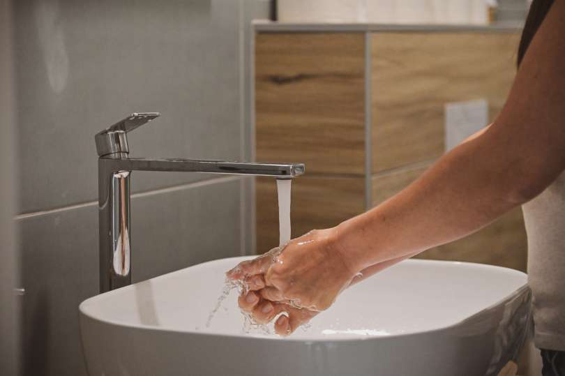 simbolična, umivanje-rok, umivalnik-v-kopalnici, kopalnica, voda, pipa