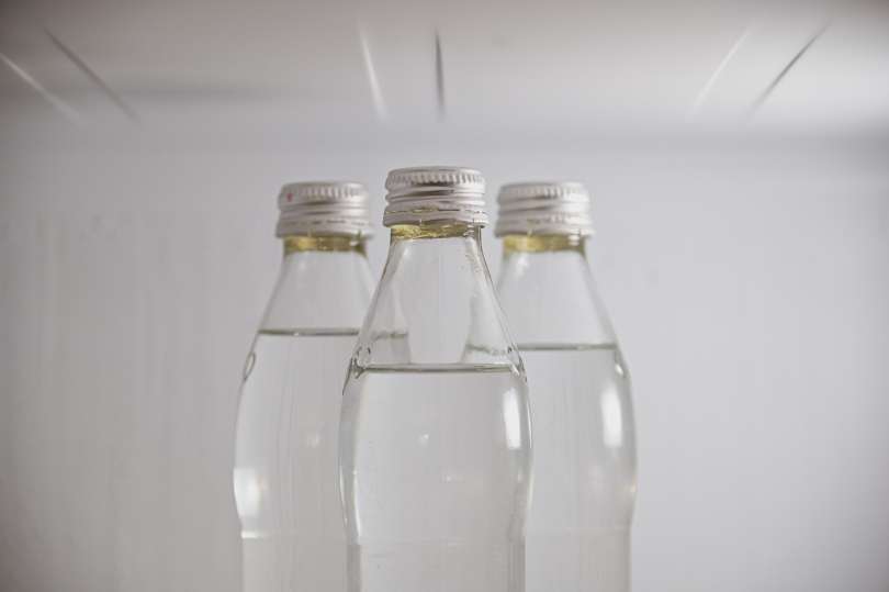 simbolična, voda, hladilnik, voda-v-flaši, ohlajena-pijača