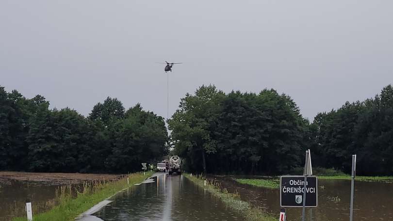 Tako so tudi s pomočjo helikopterja ob zadnjih poplavah reševali naselje.