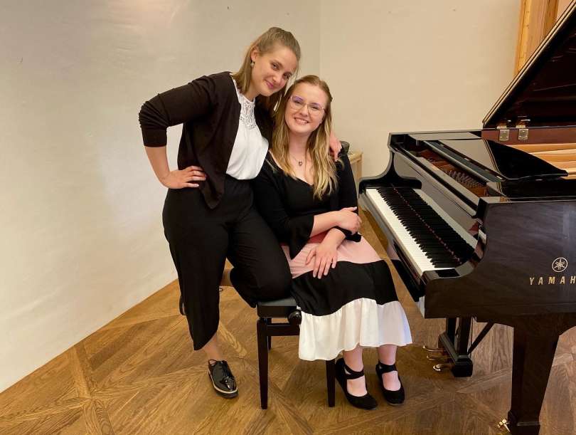 S sestro Anjo, ki je pianistka, sodelujeta v projektu Le moment dansa : the moment will dance.