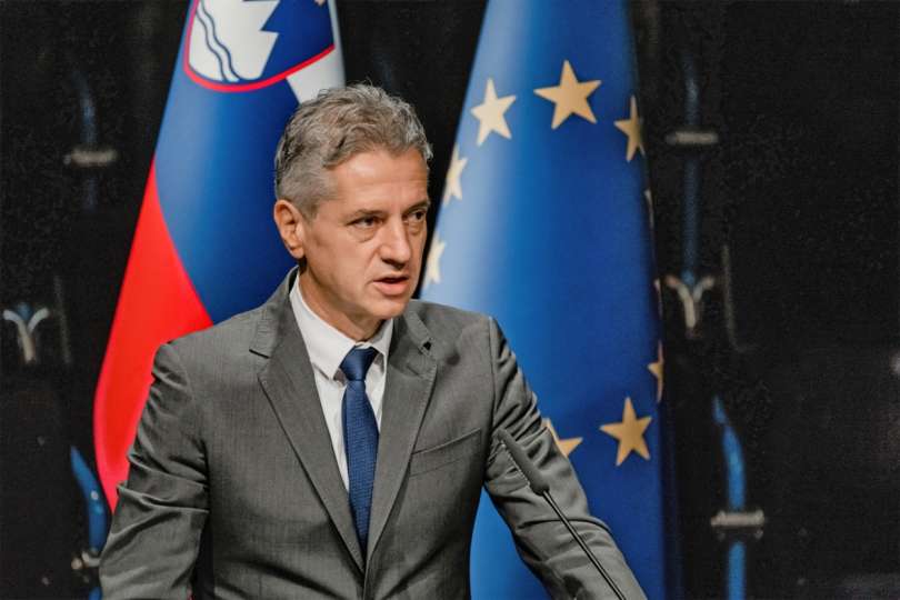 Spomnil je, da je Slovenija s članstvom dobila pravico do soodločanja o evropski zakonodaji in soustvarjanja prihodnosti Evrope, slovenščina pa je postala uradni jezik EU.