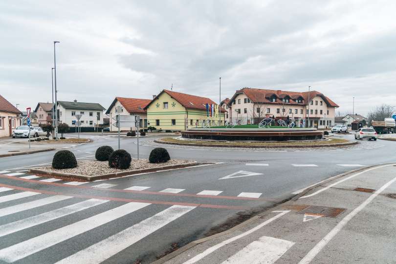 simbolična, občina-tišina, krožišče, cerkev