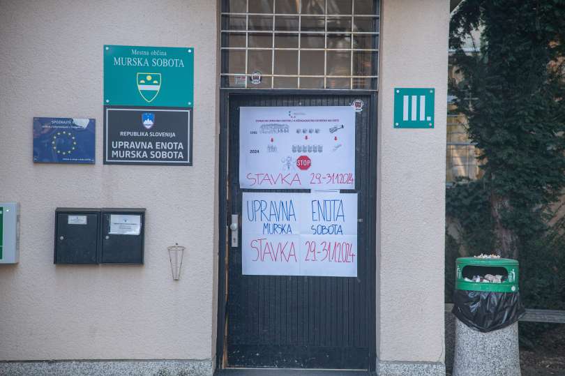 Upravna enota Murska Sobota in Upravna enota Gornja Radgona sta edini stavkajoči upravni enoti, ki sta proti podpisu stavkovnega sporazuma.