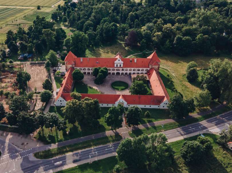 Javni raziskovalni zavod, ki je nastal na pobudo in s pomočjo akterjev okoli propadlega javnega zavoda RIS Dvorec Rakičan, več ne najema prostorov v rakičanskem dvorcu, ampak je najemnik v središču Murske Sobote, kamor je preselil tudi svoj sedež.