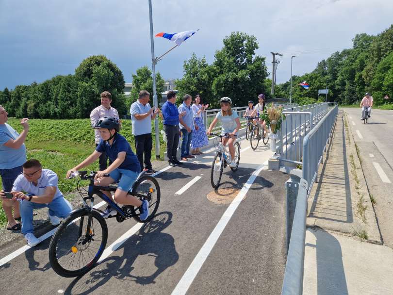 Spust mladih kolesarjev po novem mostu.