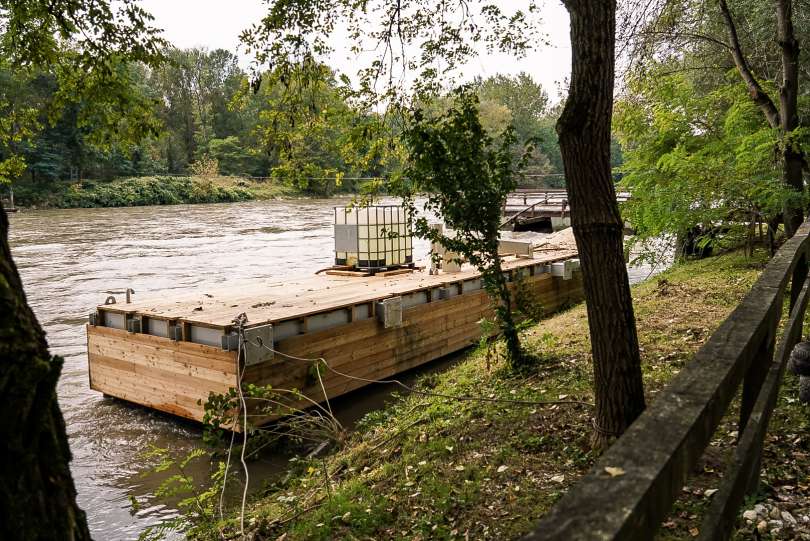 Danes so k Otoku ljubezni v Ižakovce prepeljali velik kump, na katerem bo stal nov mlin. Manjši kump je že v vodi.