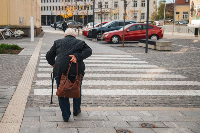 simbolična, starejši-ljudje, upokojenci, invalidi, invalid, bergla, bergle