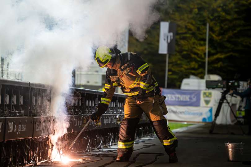 Delo bodo verjetno, vsaj z baklami, imeli tudi gasilci.