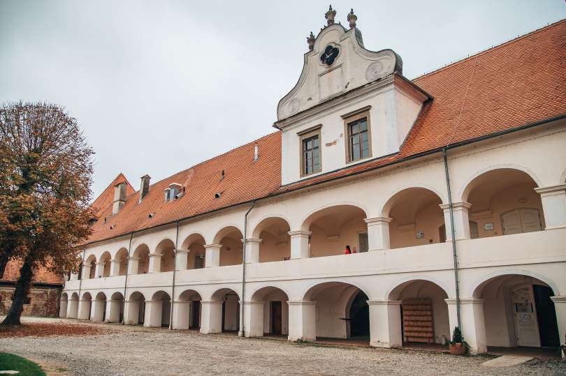 Prihaja pravzaprav do predvidljivih zapletov v okviru neobičajnega stečaja javnega zavoda, kjer sta zaradi različnih interesov stečajni upravitelj in občina vsak na svoji strani.