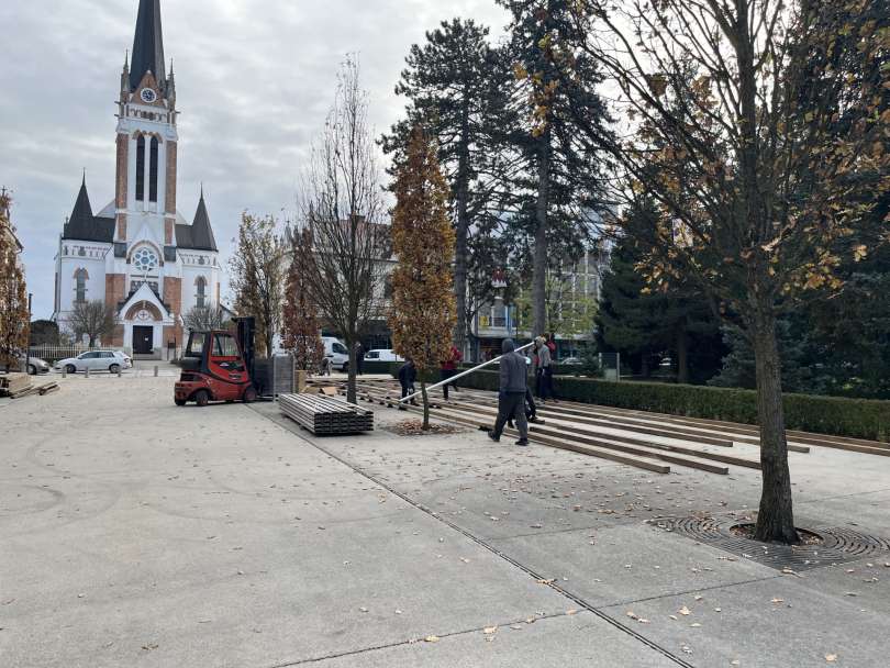 Postavitev drsališča v Murski Soboti.