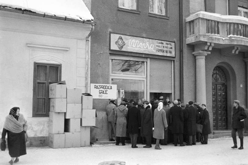 Razprodaja moških srajc v prodajalni tovarne Mura, predvidoma iz leta 1963.