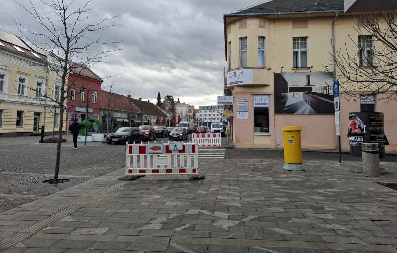 Prenova strehe poteka na zgradbi, kjer je nekoč deloval Center za socialno delo.