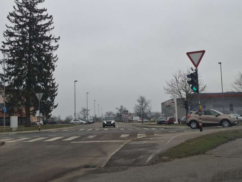 Štirikrako semaforizirano križišče pri Sparu nameravajo spremeniti v krožišče. Foto Ines Baler