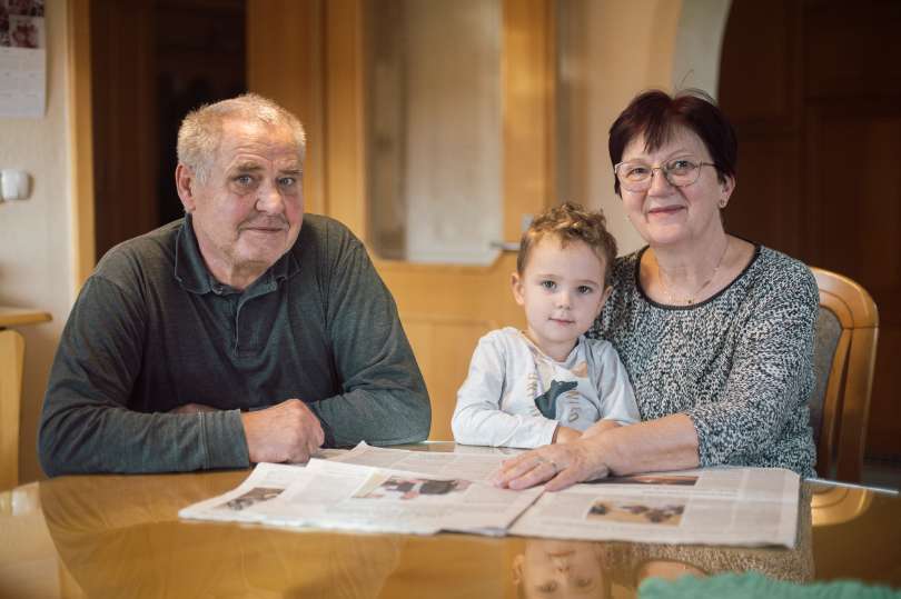 Vinko in Lidija sta na Vestnik zelo navezana in ga z veseljem prebirata. Včasih jima pri tem družbo dela tudi kateri od petih vnukov, tokrat se jima je pridružil Lovro.