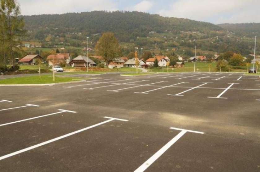 FOTO: Dve parkirišči in postajališče