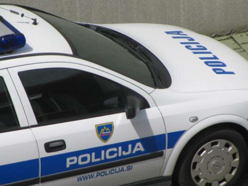 Policisti prijeli voznika s petimi migranti v avtomobilu