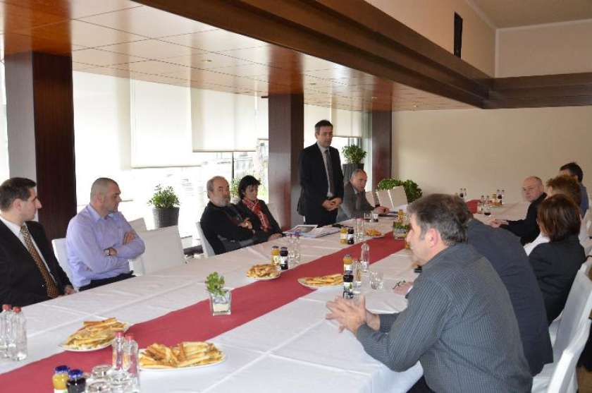 Krški župan za mizo s podjetniki