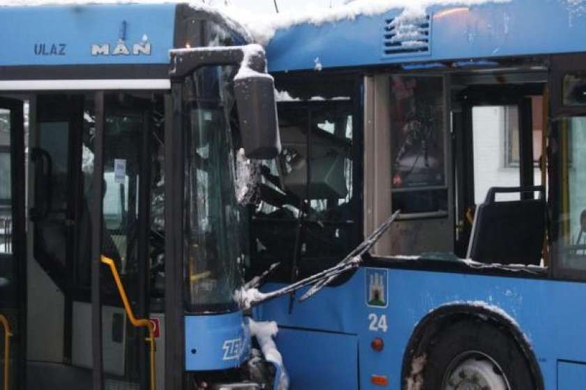 Počila avtobusa, 20 ljudi poškodovanih