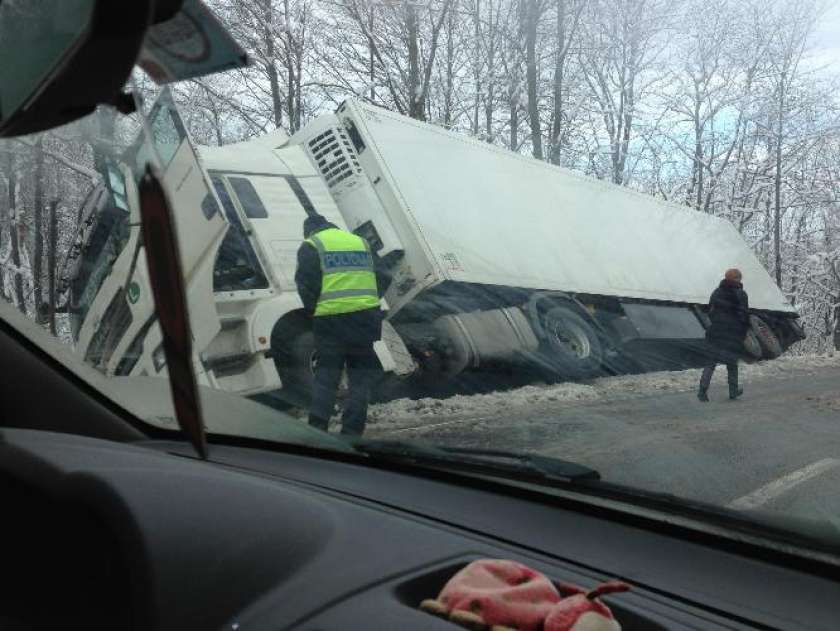 FOTO: Na Vahti zdrsnilo tovorno vozilo, cesta zaprta