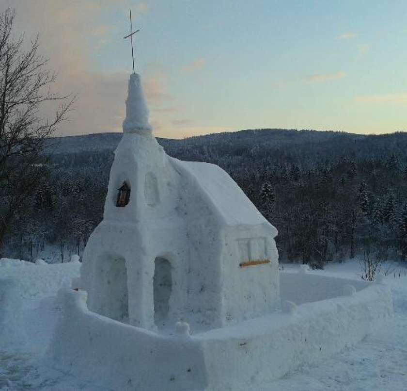 FOTO: Cerkvica iz snega v Dobindolu