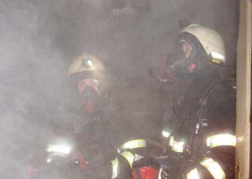 Gasilci posredovali v večstanovanjski stavbi in zaradi požara vozila