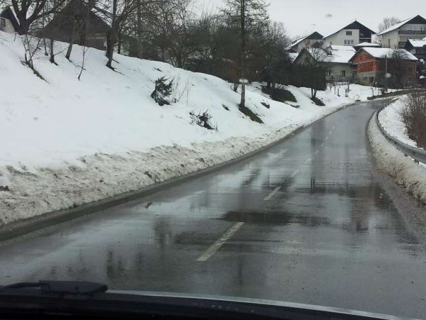 FOTO: Pločniki zasneženi, otroci po cesti