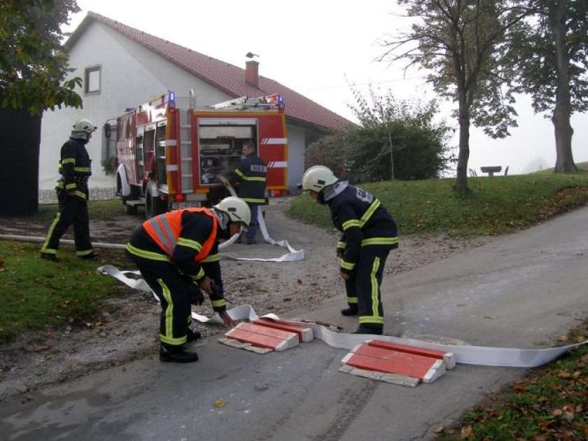 Plaz ogroža gospodarsko poslopje in hišo 