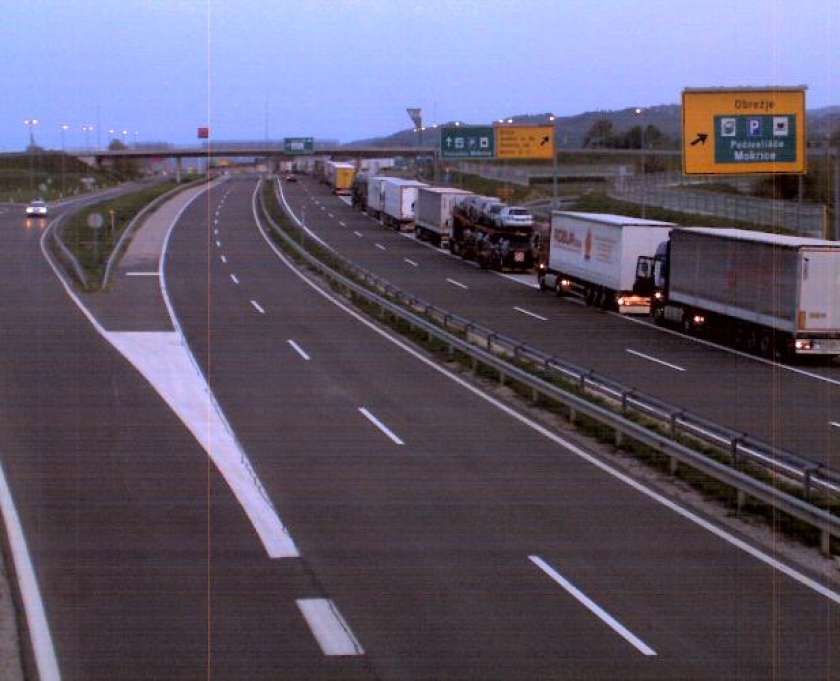 Hrvaška na meji s Slovenijo zavrača vsa vozila, ki prihajajo iz Italije