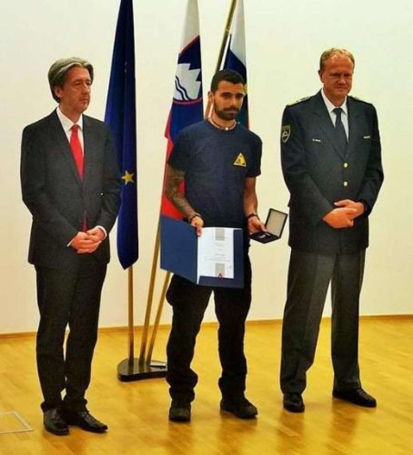 Medalja policije za hrabrost tudi Brežičanu Jerneju Agrežu