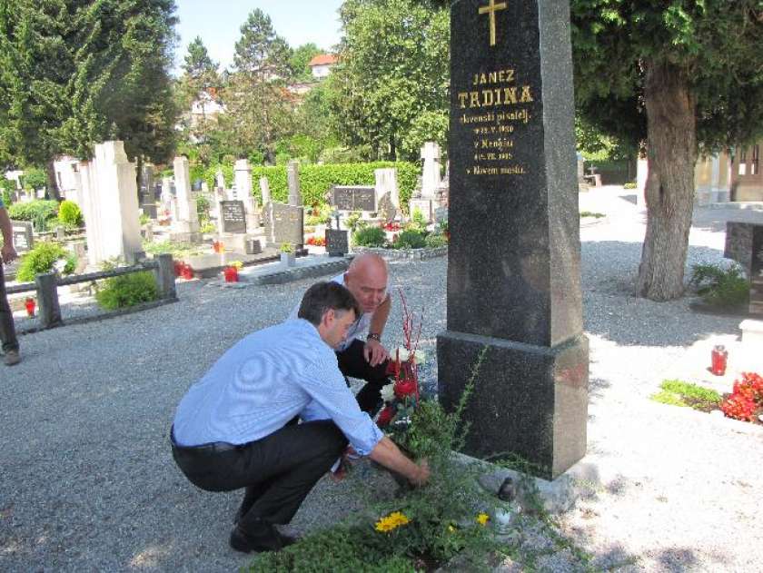 Župan položil cvetje na Trdinov grob