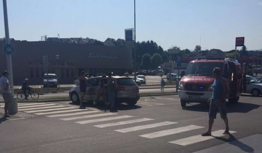 VIDEO: Gasilci posredovali pri reševanju otroka iz avta 