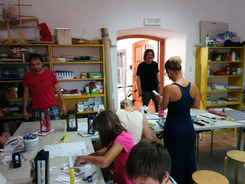 FOTO: V Metliki začeli z delavnicami za otroke in družine