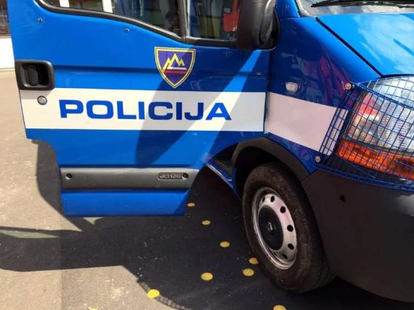 Nasilnež v Mirni Peči se tudi po prihodu policistov ni pomiril