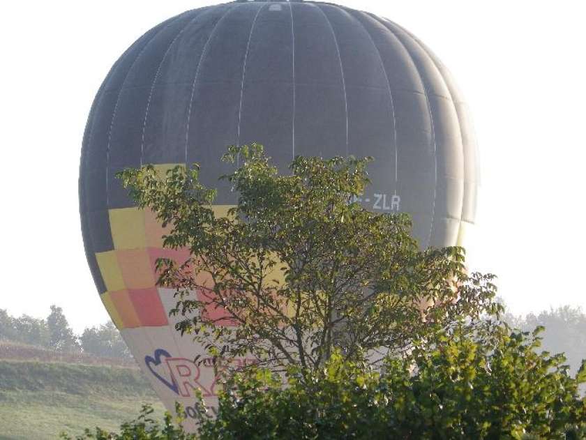Toplozračni balon zjutraj pristal sredi krožišča Tomačevo 