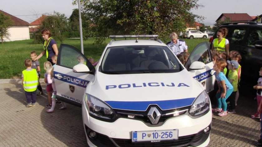 VIDEO&#38;FOTO: Šentjernejski policisti odprli vrata obiskovalcem
