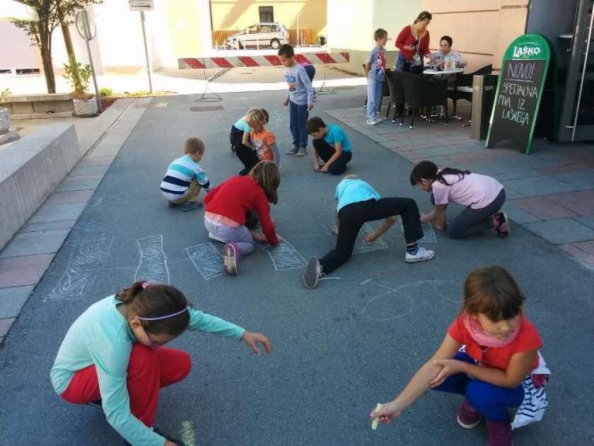 Otroško popoldne ob igranju iger