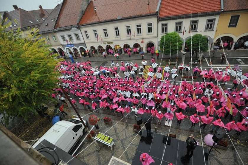 FOTO: Glavni trg odet v rožnato barvo