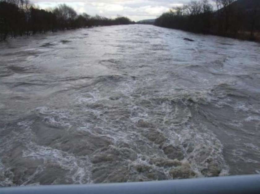 Krka se umirja, dosegla le severni del kostanjeviškega otoka