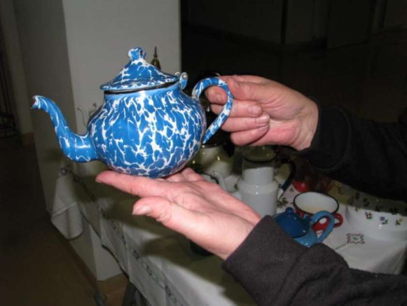 FOTO: V Loškemu Potoku razstava čajnikov 