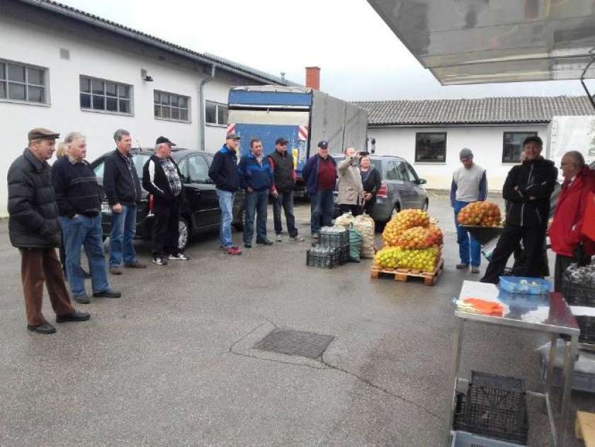 FOTO: Mobilna stiskalnica povezuje sosede 