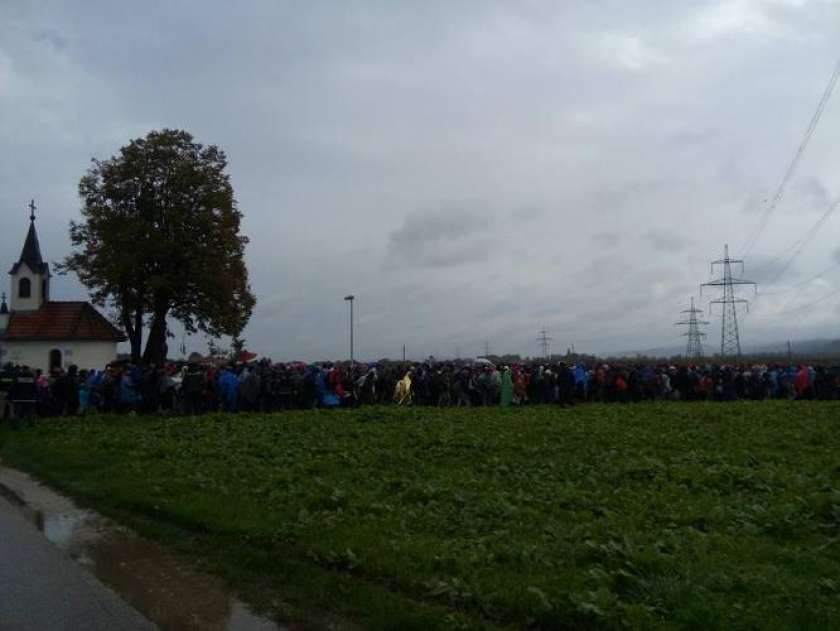 FOTO: Pri Rigoncah največja skupina migrantov do zdaj,  Slovenija sprejela ponujeno pomoč več držav za soočenje s krizo