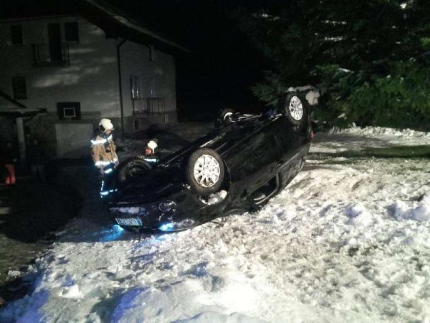 FOTO: Vozilo se je prevrnilo na streho