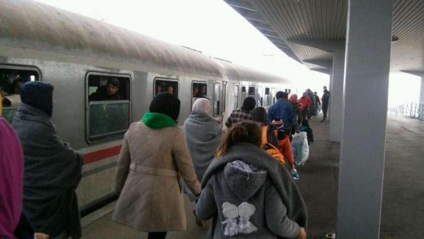 Včeraj pet vlakov v Dobovo, novi že na poti