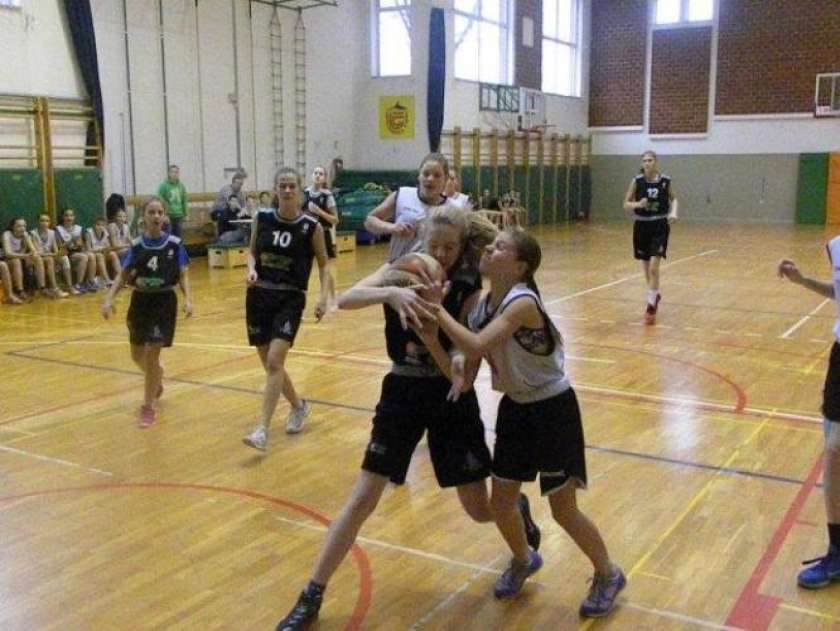 FOTO: Učenke OŠ Grm področno prvakinje v košarki