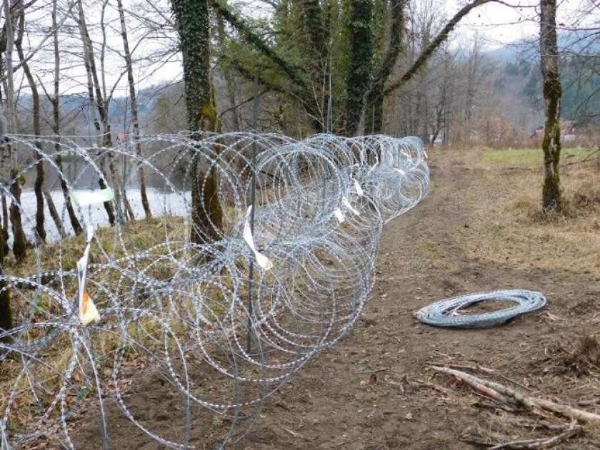 AVDIO: Krka ob enih - V Beli krajini postavljajo novo ograjo
