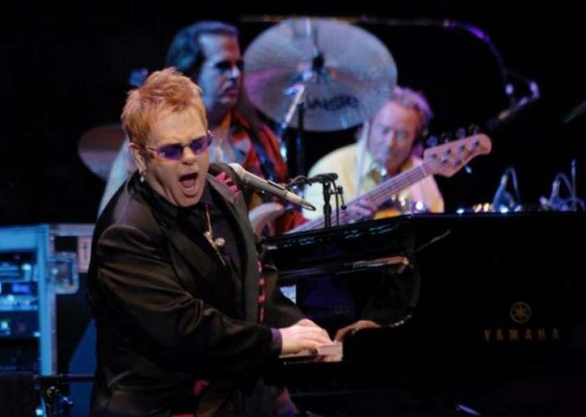 Elton John pozval oboževalce k bojkotu njegovega koncerta