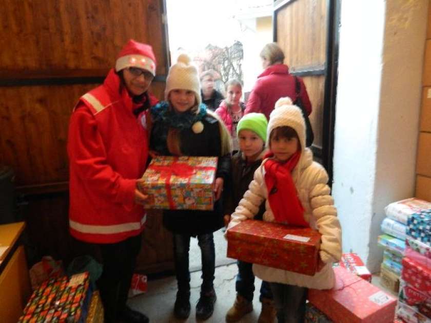 FOTO: Božiček za en dan razveseljuje metliške otroke