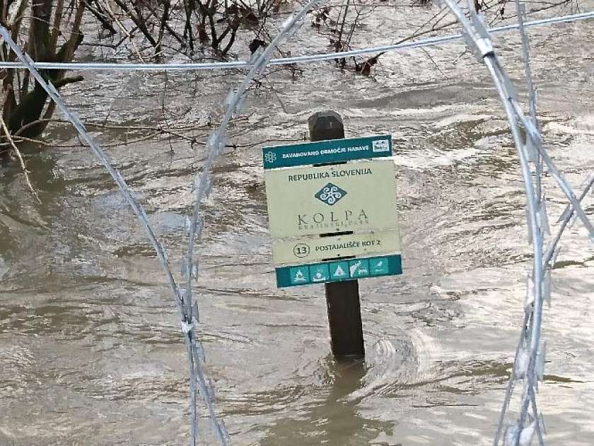 Narasla Kolpa poplavila dele žične ograje